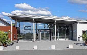 Sonnberghalle Außenansicht 1, Foto: Isabella Giesel - alle Rechte an die Gemeinde Auggen abgegeben Sonnberghalle Außenansicht 1, Foto: Isabella Giesel - alle Rechte an die Gemeinde Auggen abgegeben